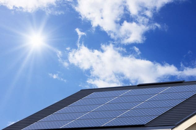 当社スタッフが太陽光発電システムを設置する施工風景。