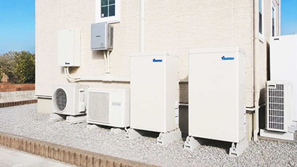 住宅と2台の蓄電池のイメージ
