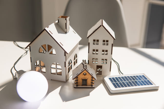 太陽光発電と住宅をイメージした模型
