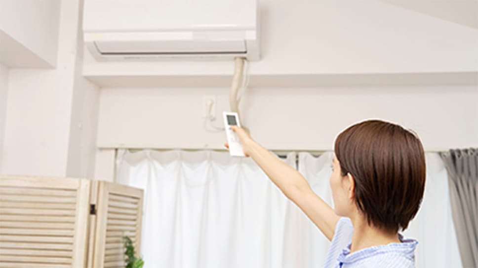 照明と空調を使用する女性