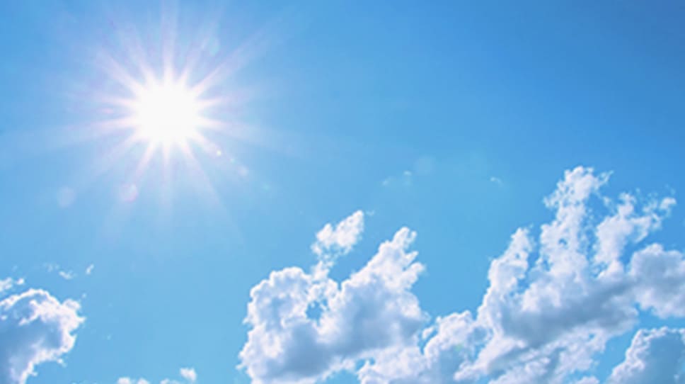 太陽と強い日差しの画像