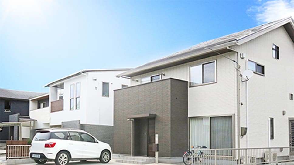 住宅と住宅前の駐車スペース